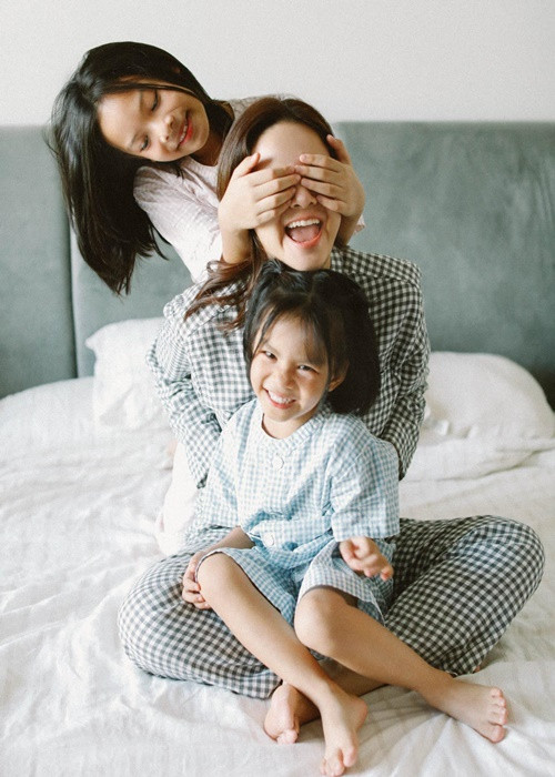 Trả lời một người bạn, bà mẹ hai con cho biết thêm: "Không phải em kén chọn, nhưng đây là yếu tố đầu tiên đấy bác ạ. Đọc báo mỗi ngày mà đau lòng nhiều lắm luôn bác ơi". Ảnh: FBNV