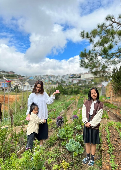 Gần đây, nữ ca sĩ chia sẻ điều kiện tái hôn: "Người đàn ông bên cạnh mẹ sau này chắc chắn sẽ phải yêu thương các con trước tiên". Ảnh: FBNV