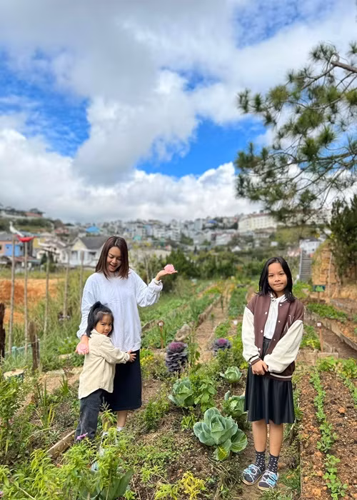 Gần đây, nữ ca sĩ chia sẻ điều kiện tái hôn: "Người đàn ông bên cạnh mẹ sau này chắc chắn sẽ phải yêu thương các con trước tiên". Ảnh: FBNV