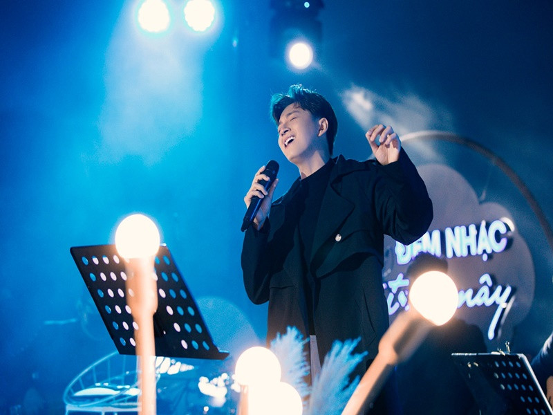 Ngô Kiến Huy là nghệ sĩ đa tài. Ngoài ca hát, anh còn đóng phim, làm MC.