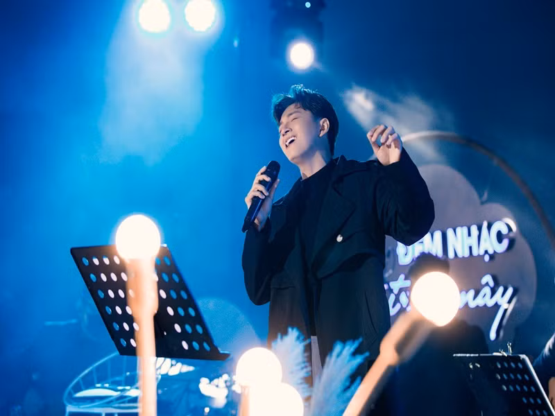 Ngô Kiến Huy là nghệ sĩ đa tài. Ngoài ca hát, anh còn đóng phim, làm MC.