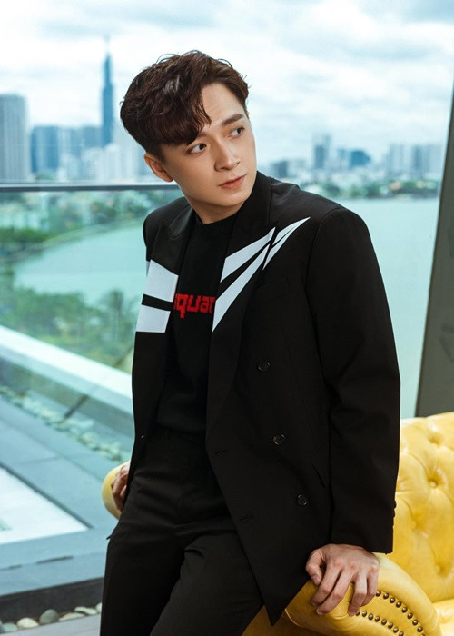 Đi hát nhiều năm và lấn sân làm MC, đóng phim, Ngô Kiến Huy có lượng khán giả khá ổn định. Fanpage của anh hiện tại có đến 5,7 triệu tài khoản theo dõi.