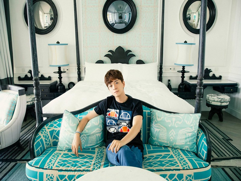 Năm 2019, Sam hé lộ Ngô Kiến Huy kinh doanh mát tay. "Dạo này ông anh em giàu lắm, đang ăn nên làm ra, lấn sân sang nhiều lĩnh vực khác nhau như: nha khoa, công ty du lịch, quán cafe và đặc biệt là sở hữu nhiều bất động sản giá trị tại TP HCM cùng nhiều tỉnh lân cận".