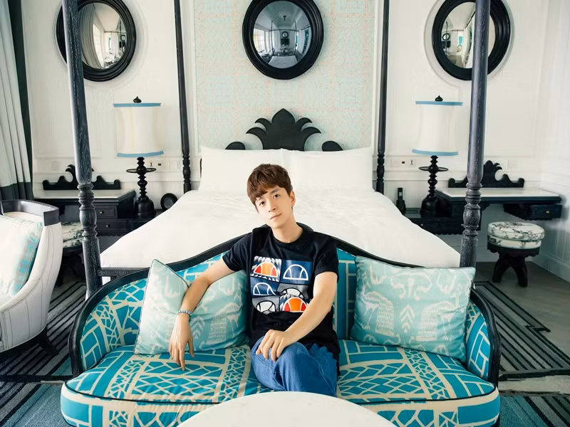 Năm 2019, Sam hé lộ Ngô Kiến Huy kinh doanh mát tay. "Dạo này ông anh em giàu lắm, đang ăn nên làm ra, lấn sân sang nhiều lĩnh vực khác nhau như: nha khoa, công ty du lịch, quán cafe và đặc biệt là sở hữu nhiều bất động sản giá trị tại TP HCM cùng nhiều tỉnh lân cận".