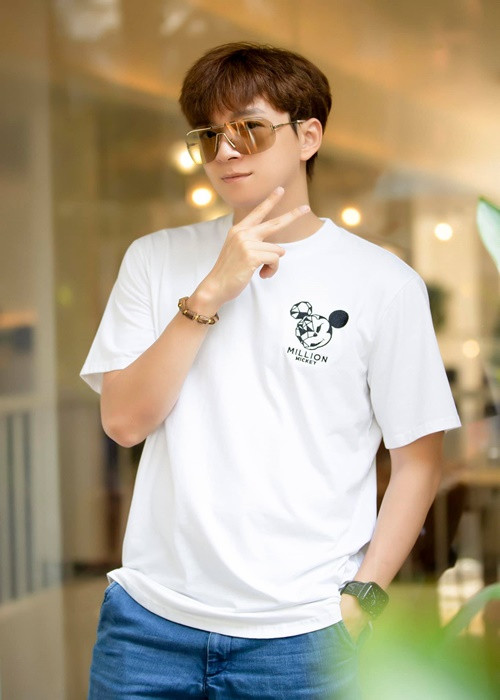 Tháng 2/2021, Ngô Kiến Huy tiết lộ thu nhập mùa dịch của mình. "Vì Huy có kinh doanh nhiều nghề, nên khi dịch bệnh xảy ra cũng có cái này bù qua cái kia, vấn đề tài chính cũng không sao. Huy cũng không quá lệ thuộc vào các show diễn nữa", anh nói.