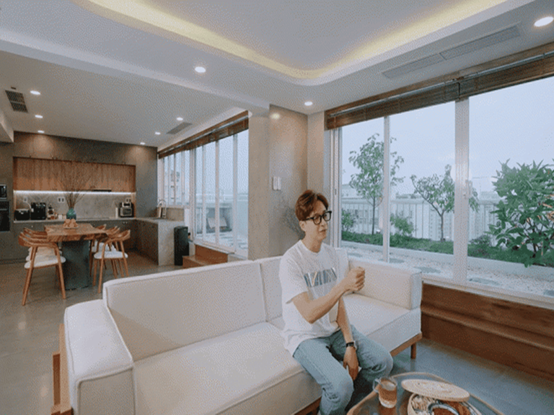 Mới đây, trên kênh Youtube cá nhân, ca sĩ Ngô Kiến Huy đăng tải một clip quay lại cảnh anh giới thiệu căn hộ mới tậu ngay sát Tết Nguyên đán. Ảnh chụp màn hình