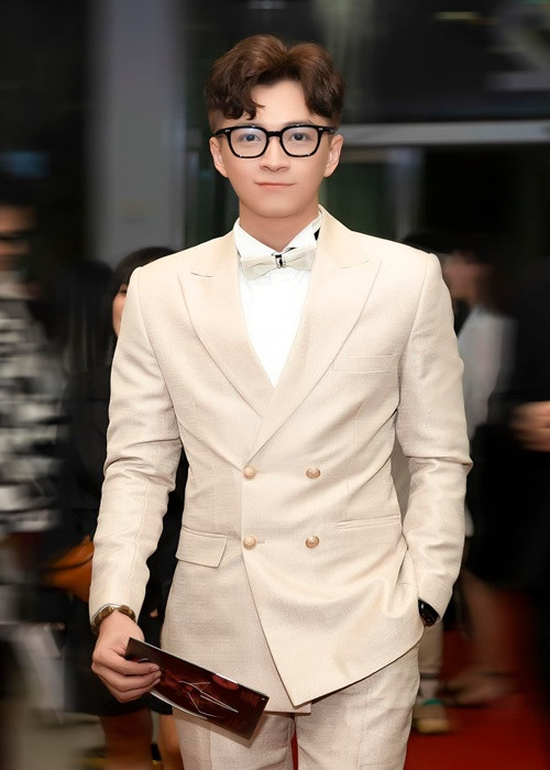 Lan Ngọc từng chia sẻ, Ngô Kiến Huy được trả 50 triệu/một show, có lúc lên tới 100 triệu, một ngày có thể quay được 20 show. Về phần mình, Ngô Kiến Huy không phủ nhận thông tin từ phía Lan Ngọc.