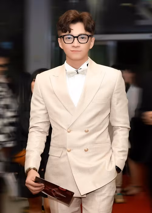 Lan Ngọc từng chia sẻ, Ngô Kiến Huy được trả 50 triệu/một show, có lúc lên tới 100 triệu, một ngày có thể quay được 20 show. Về phần mình, Ngô Kiến Huy không phủ nhận thông tin từ phía Lan Ngọc.