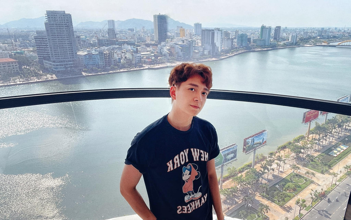 Trước chia sẻ của Sam, Ngô Kiến Huy nhanh chóng cho biết, Sam chỉ đang tập kịch cho một tiểu phẩm Tết chứ nhân vật đại gia đó không phải là mình.