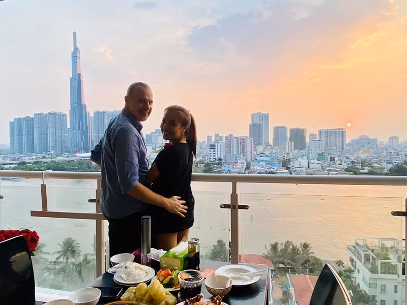 Cặp đôi thường “trốn con” đi ăn tối để hâm nóng tình cảm.