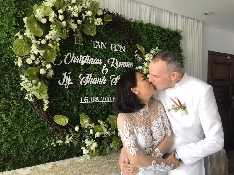 Nữ diễn viên từng khoe ngày càng được chồng ngoại quốc yêu thương, trân trọng.