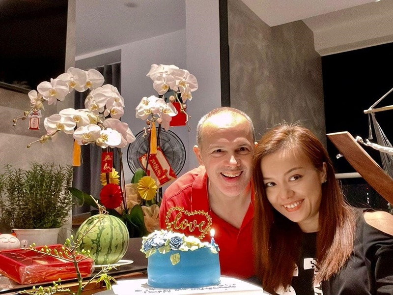 Nữ diễn viên phim “Mùi ngò gai” từng tâm sự, vợ chồng cô luôn nhường nhịn, lắng nghe nhau dù có khác biệt văn hóa, ngôn ngữ.