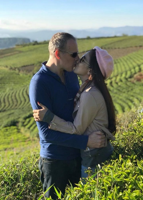 Trên trang cá nhân, vợ chồng Lý Thanh Thảo chủ động chia sẻ những hình ảnh tình bể tình bên nhau.