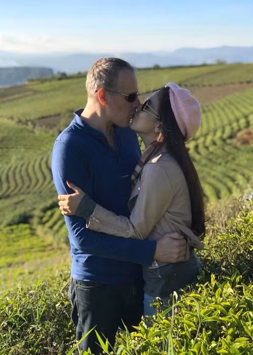 Trên trang cá nhân, vợ chồng Lý Thanh Thảo chủ động chia sẻ những hình ảnh tình bể tình bên nhau.