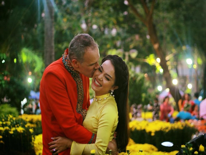 Khoảnh khắc nữ diễn viên được ông xã hơn 4 tuổi hôn má khi đi dạo phố.