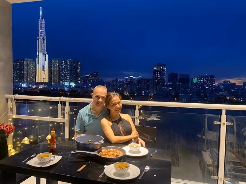 Lý Thanh Thảo hạnh phúc bên ông xã trong các dịp kỷ niệm, sinh nhật, ngày lễ.