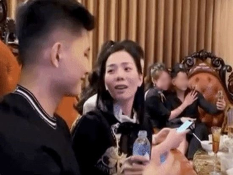 Trước Tết, Lâm Bảo Châu ghi điểm nhờ hành động lấy nước và mở sẵn nắp chai để đưa cho Lệ Quyên trong buổi gặp gỡ bạn bè. Ảnh: Saostar