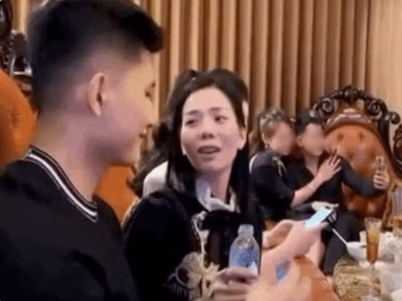 Trước Tết, Lâm Bảo Châu ghi điểm nhờ hành động lấy nước và mở sẵn nắp chai để đưa cho Lệ Quyên trong buổi gặp gỡ bạn bè. Ảnh: Saostar