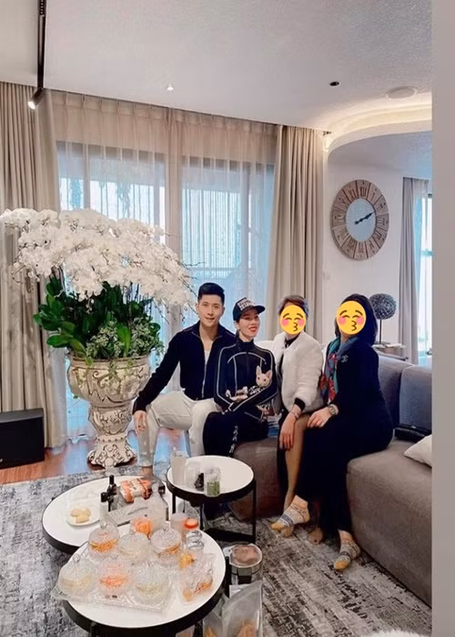 Tình cảm của Lệ Quyên - Lâm Bảo Châu ngày càng mặn nồng. Mới đây, nữ hoàng phòng trà khoe khoảnh khắc ngồi sát bên tình trẻ. Ảnh: Phụ nữ sức khỏe