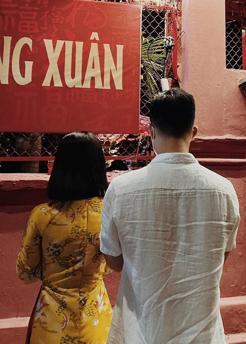 Lâm Bảo Châu nhắc đến Lệ Quyên trong bài đăng đầu năm. “Bức ảnh đầu tiên của năm mới. Cũng như mọi năm cứ đến ngày bước sang năm mới là đi lễ, thả lỏng, an nhiên. Nghĩ lại năm qua vẫn là năm cuối trong hạn tam tai mà nhà lại 2 con gà hạn cùng nhau. Thôi thì ngọt bùi đắng cay cùng chia sẻ bước qua, năm nay thì cùng bay nào bạn ơi”, Lâm Bảo Châu viết. Ảnh: Instagram Lâm Bảo Châu