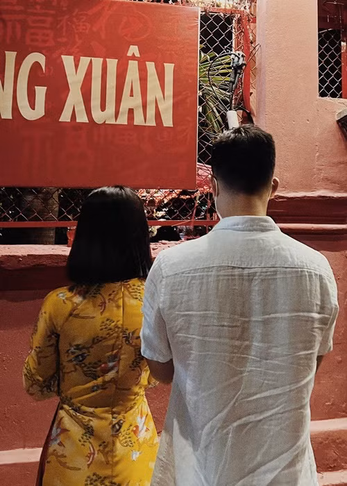 Lâm Bảo Châu nhắc đến Lệ Quyên trong bài đăng đầu năm. “Bức ảnh đầu tiên của năm mới. Cũng như mọi năm cứ đến ngày bước sang năm mới là đi lễ, thả lỏng, an nhiên. Nghĩ lại năm qua vẫn là năm cuối trong hạn tam tai mà nhà lại 2 con gà hạn cùng nhau. Thôi thì ngọt bùi đắng cay cùng chia sẻ bước qua, năm nay thì cùng bay nào bạn ơi”, Lâm Bảo Châu viết. Ảnh: Instagram Lâm Bảo Châu