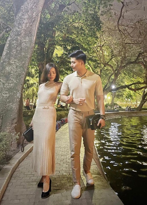 Lâm Bảo Châu từng liên tục vướng nghi vấn thờ ơ với Lệ Quyên khi bị soi bấm điện thoại trong khi ngồi xem Lệ Quyên hát. Ảnh: Phụ nữ sức khỏe