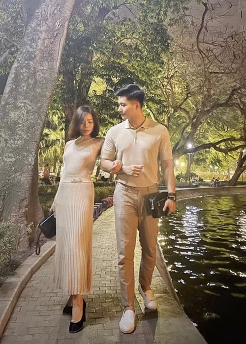 Lâm Bảo Châu từng liên tục vướng nghi vấn thờ ơ với Lệ Quyên khi bị soi bấm điện thoại trong khi ngồi xem Lệ Quyên hát. Ảnh: Phụ nữ sức khỏe