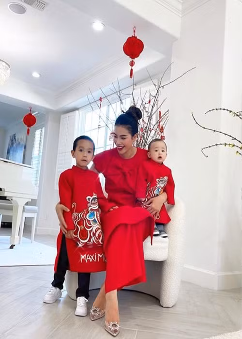 Phạm Hương sang Mỹ sinh sống từ năm 2018. Cô hiện tại có hai con trai.