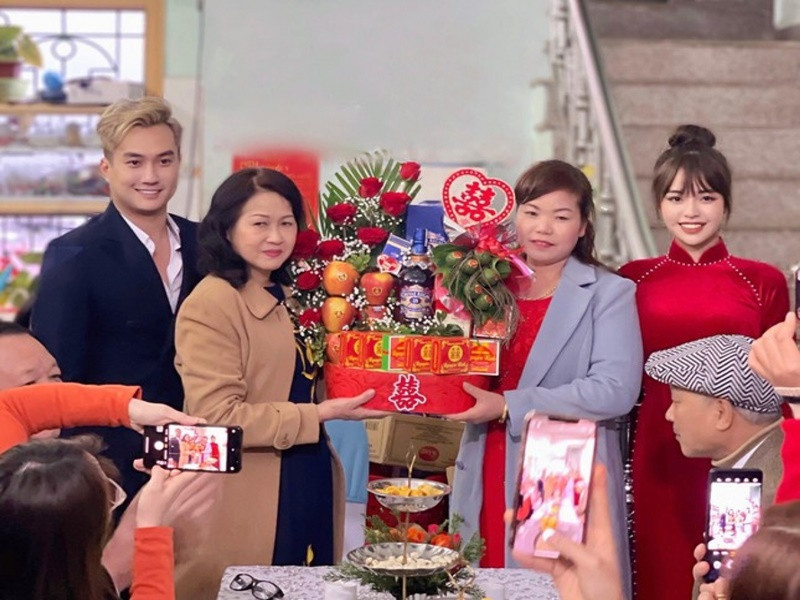 Diễm Quỳnh sinh năm 2001, kém Anh Tuấn 11 tuổi. Cô hiện tại làm chuyên viên trang điểm. Ảnh: Tiền Phong