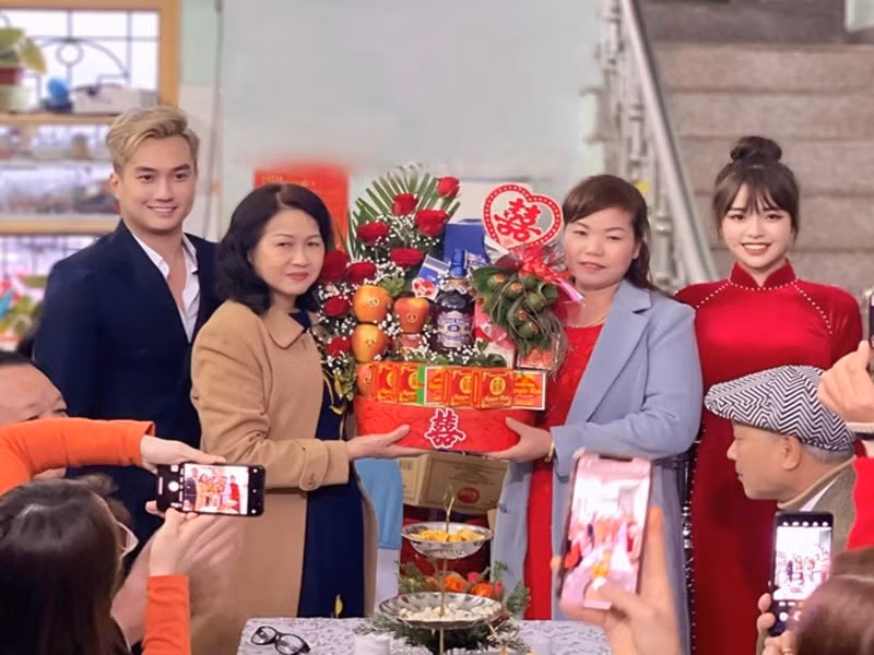 Diễm Quỳnh sinh năm 2001, kém Anh Tuấn 11 tuổi. Cô hiện tại làm chuyên viên trang điểm. Ảnh: Tiền Phong