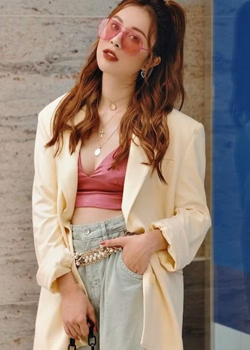 Trong khi Anh Tuấn tổ chức lễ ăn hỏi với Diễm Quỳnh, không có thông tin về chuyện tình cảm hiện tại của Hồng Anh. Ảnh: Zing