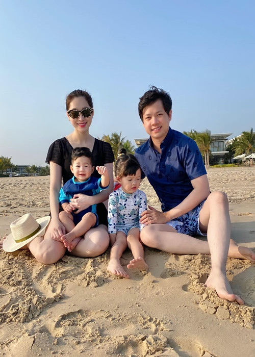 Thu Thảo lên xe hoa năm 2017. Cuộc sống hôn nhân của cô đầy bình yên, hạnh phúc. Người đẹp được ông xã chiều chuộng, gia đình chồng thương yêu.