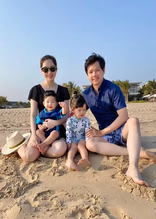 Thu Thảo lên xe hoa năm 2017. Cuộc sống hôn nhân của cô đầy bình yên, hạnh phúc. Người đẹp được ông xã chiều chuộng, gia đình chồng thương yêu.