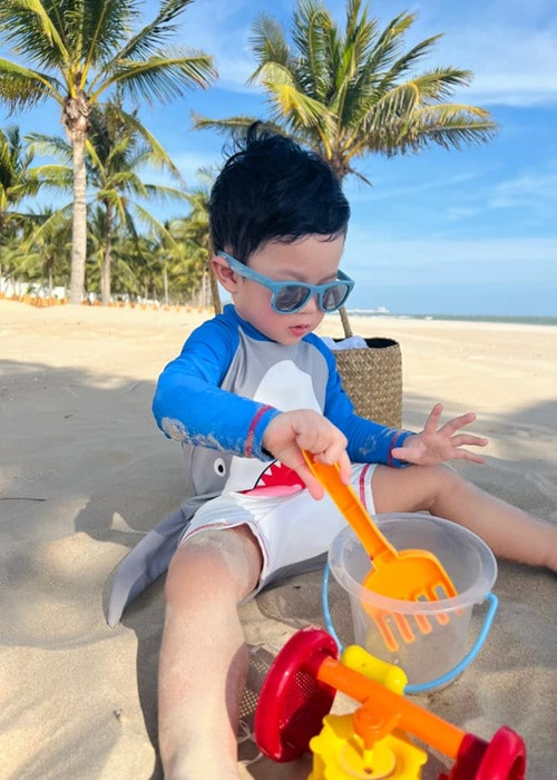 Bé Liam - con trai của Thu Thảo thích thú nghịch cát trong chuyến du xuân.