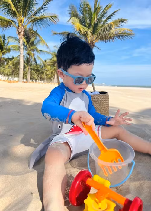 Bé Liam - con trai của Thu Thảo thích thú nghịch cát trong chuyến du xuân.