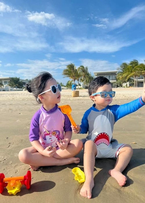 Thu Thảo đăng tải khoảnh khắc hai con nhỏ chơi đùa trên bãi biển.