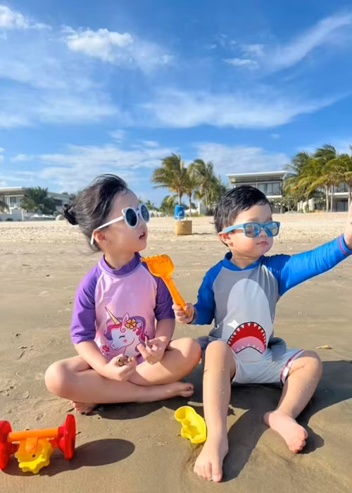 Thu Thảo đăng tải khoảnh khắc hai con nhỏ chơi đùa trên bãi biển.