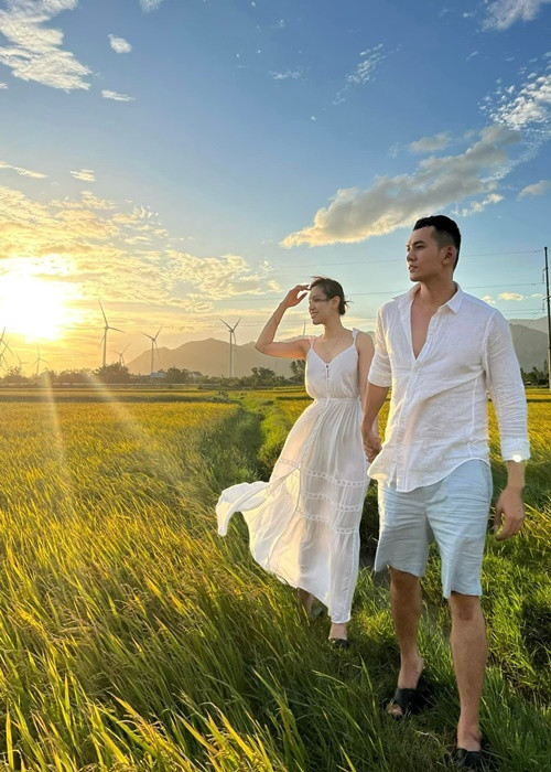 Nam diễn viên còn cho biết khách mời sẽ mặc đồ trắng, cùng tham dự nghi thức làm lễ ở bãi biển.