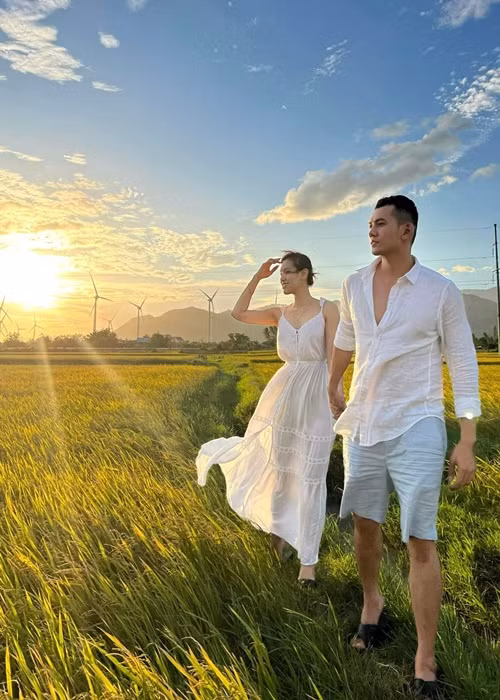 Nam diễn viên còn cho biết khách mời sẽ mặc đồ trắng, cùng tham dự nghi thức làm lễ ở bãi biển.