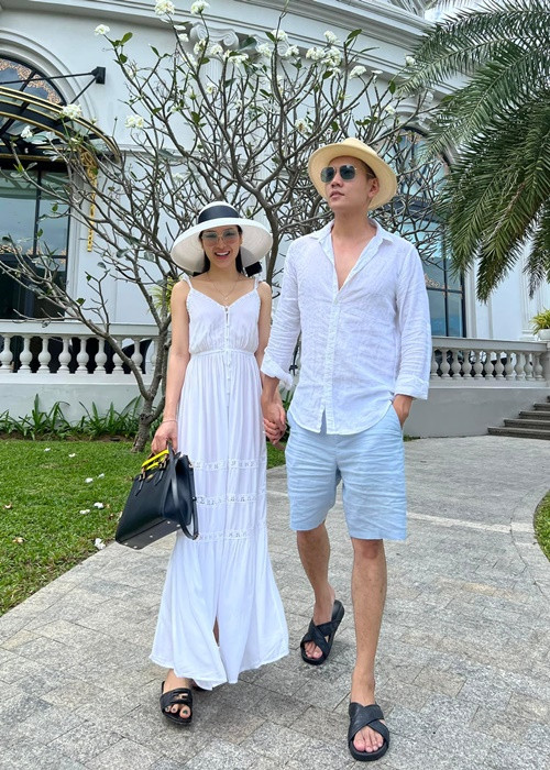 Trên mạng xã hội, cặp đôi "chị em" thường xuyên dành cho nhau những lời ngọt ngào, đăng tải ảnh tình tứ bên nhau.