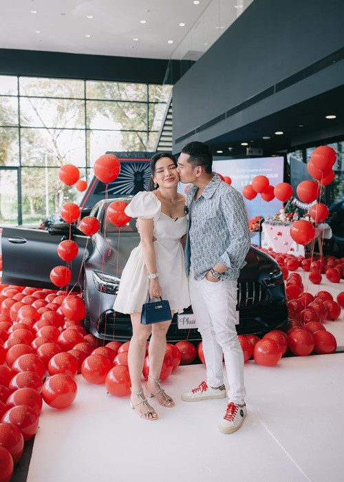 Lý Bình cầu hôn Phương Trinh vào năm 2020. Cặp đôi dự định sẽ cưới khi dịch bệnh được kiểm soát.