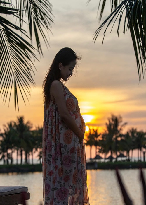 Mang bầu, nữ MC chăm đi du lịch cùng chồng sắp cưới.