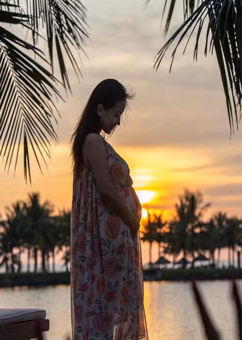 Mang bầu, nữ MC chăm đi du lịch cùng chồng sắp cưới.