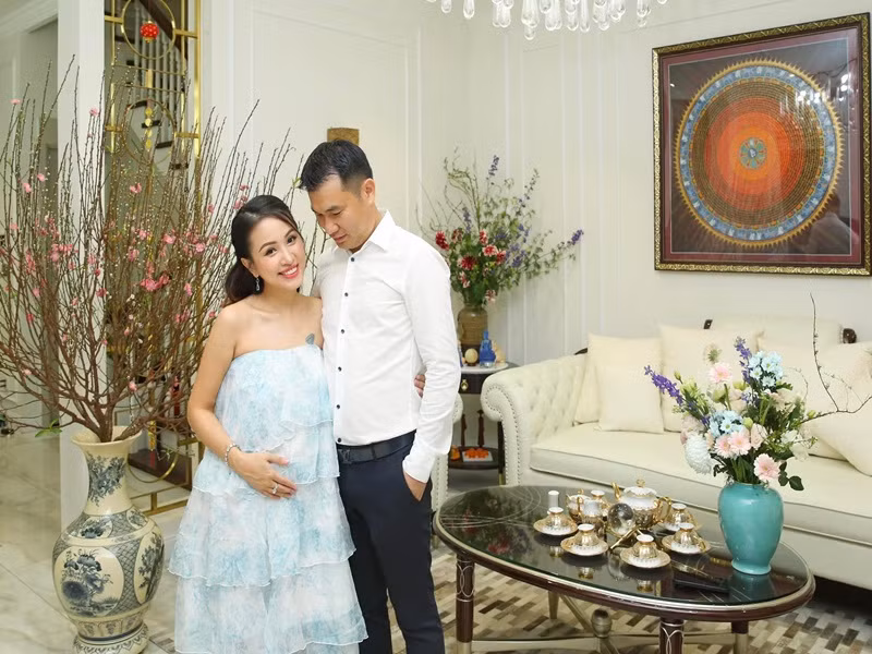 Nữ MC lựa chọn trang phục có màu sắc bắt mắt đi kèm phụ kiện vòng tay, hoa tai, vòng cổ đính đá.