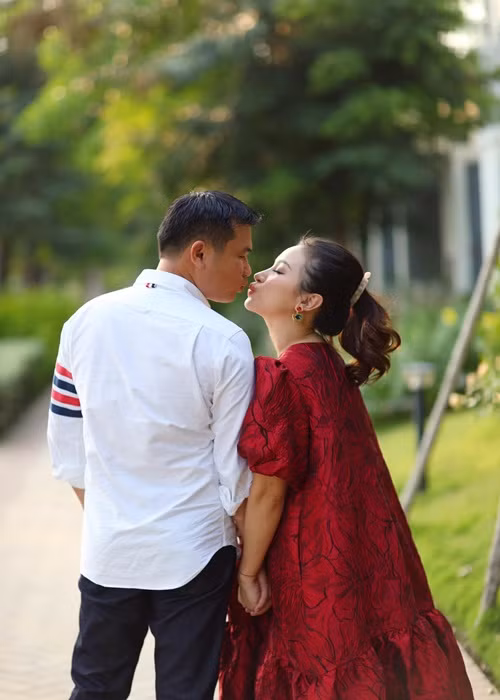 Nhiều năm sau khi cuộc hôn nhân đầu tiên tan vỡ, Vân Hugo cuối cùng cũng tận hưởng hạnh phúc viên mãn. Cô được chồng sắp cưới yêu thương, chiều chuộng.