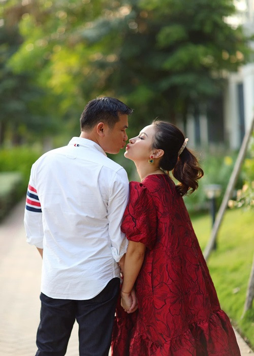 Nhiều năm sau khi cuộc hôn nhân đầu tiên tan vỡ, Vân Hugo cuối cùng cũng tận hưởng hạnh phúc viên mãn. Cô được chồng sắp cưới yêu thương, chiều chuộng.