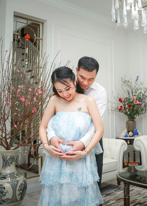 Váy quây maxi giúp Vân Hugo nữ tính, gợi cảm hơn.