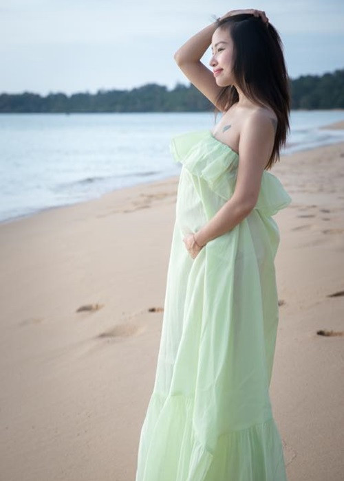 Nữ MC sinh năm 1985 không phát tướng khi mang thai. Đến nay, chân tay và mặt mũi của cô vẫn thon gọn.