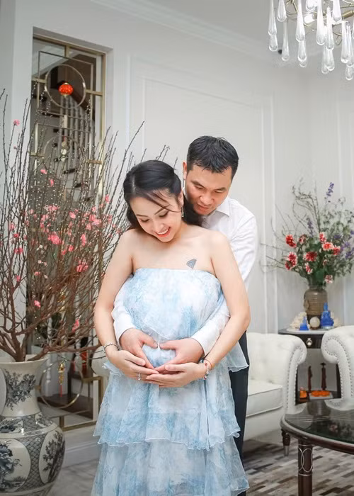 Váy quây maxi giúp Vân Hugo nữ tính, gợi cảm hơn.