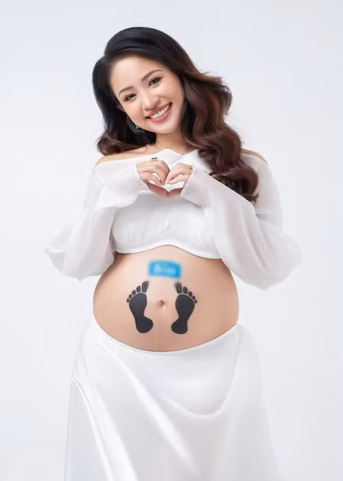 Cách đây không lâu, người đẹp khoe bụng bầu tròn vo.